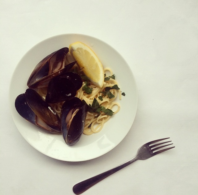 Creamy mussels in garlic and white wine