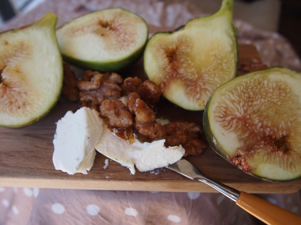 sliced Figs and cheese